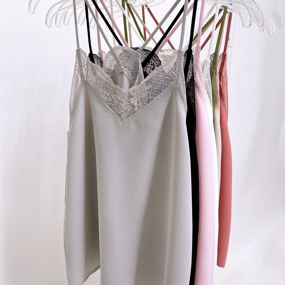 ✨5/$25✨Lace Trim Camisole In Stone